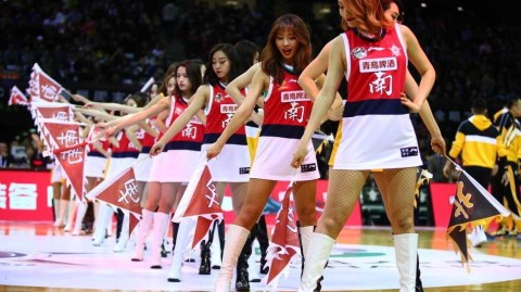 深圳全明星周末篮球宝贝热舞 闪耀赛场的力与美