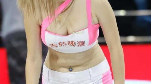 长发飞舞点燃冬日战火 回首CBA赛场上的篮球宝贝