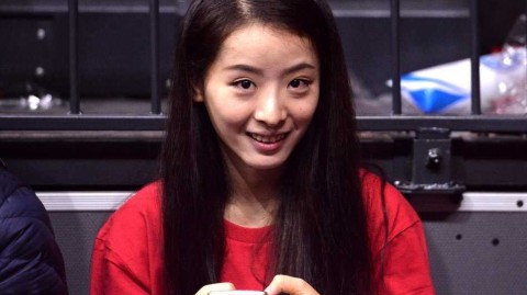 红山馆里最美的风景线 孙桐林爱妻与亚当斯女友场边助威记