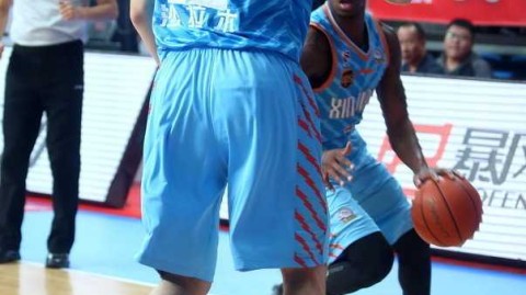 纸糊的14号与巨星同款：阿不都沙拉木的这件球衣，为何成了CBA最独特的风景？