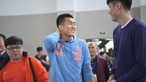 辽篮双星闪耀校园 郭艾伦贺天举南昌引爆篮球热潮