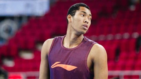 京城篮球新篇章：方硕领军备战，莫里斯回归首钢训练场