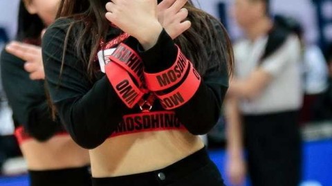 聚光灯外的舞者：四川篮球宝贝的无惧空翻与幕后坚守