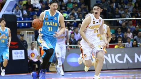 深圳烈豹主场大胜福建，王哲林空砍21+14独木难支