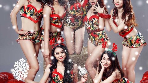 广州男篮茗星啦啦队红艳圣诞写真：赛场下的柔情与热力绽放