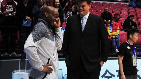 时光荏苒情谊未改：姚明与兰德里赛场叙旧