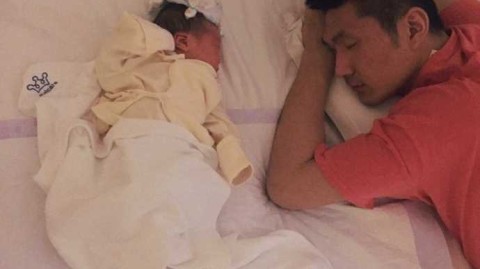 铁汉柔情 辽篮冠军中锋卫猛喜得贵子 怀抱幼子画面温馨