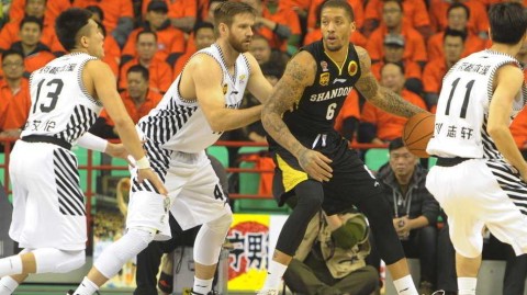 巅峰对决：比斯利狂潮遇辽篮铁骑，郭艾伦领航群星闪耀