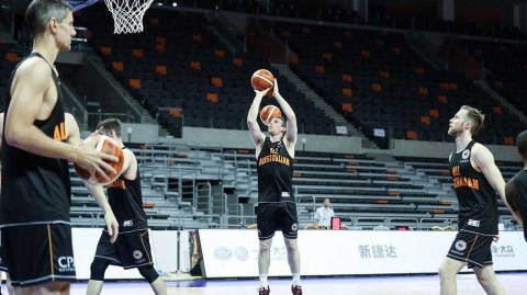 硬碰硬，炼新星：回溯二〇一七中澳男篮对抗赛的激情碰撞