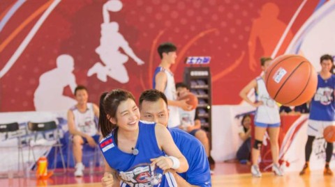 巨人托举小龙女！阿联与陈妍希的综艺扣篮瞬间