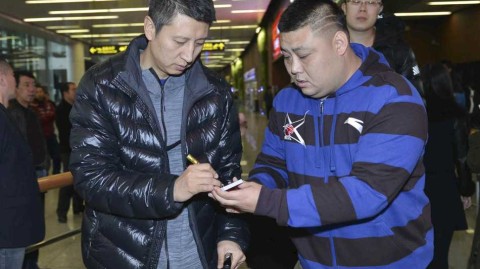 辽篮寒冬送暖：赛前赛后，那些与球迷相映生辉的温情瞬间