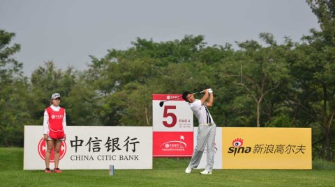 绿茵挥杆竞风流 高球场上展英姿