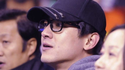 林更新低调现身辽宁主场，便装难掩帅气专注观战显真性情