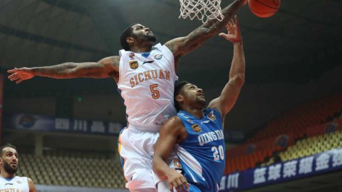 四川男篮险棋换哈里斯，季后赛征途尽显英雄泪与笑