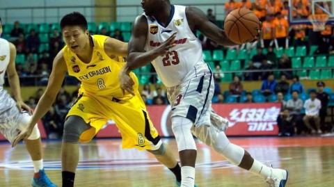 华南虎的悲壮一季：斯隆穿针引线，易建联带伤苦战，周鹏朱芳雨的老兵不死