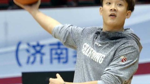 丁彦雨航变身“表情包天王”！山东高速赛前训练欢乐多，核心备战风采抢镜