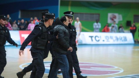 江苏德比爆惊天闹剧：副董冲进场抢裁判球，警方出动酿CBA最混乱一幕