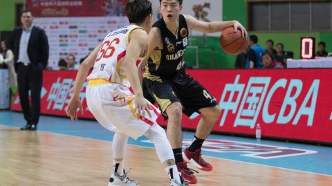 客战南京，“劳莫”组合联手发威助山东延续连胜步伐