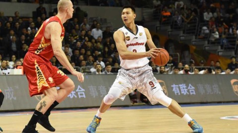 粤战硝烟：易建联硬撼兰佩，华南虎的双料征服