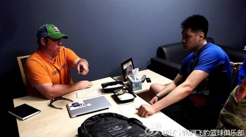贺天举赴美特训冲击NBA，严苛测试与定制食谱开启追梦之旅