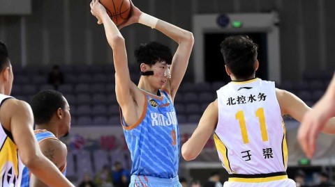 周琦篮下暴扣引领新疆逆转 西热力江突破古德洛克妙传