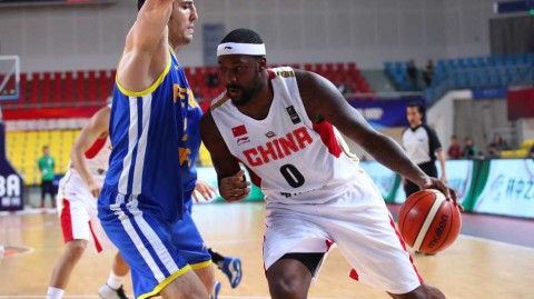 亚冠杯烽火忆新疆群英：布拉切强攻憾未果，周琦遮天大帽定乾坤