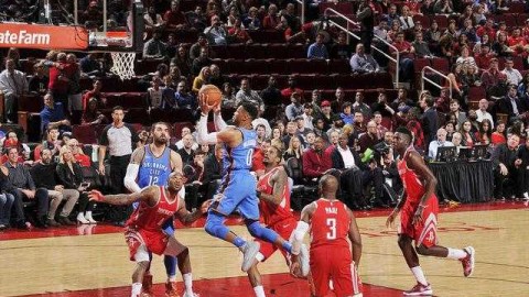 雷霆主场击溃火箭夺季后赛开门红，亚历山大30+三双统治攻防