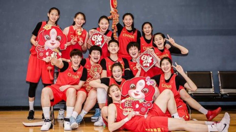 新春闪耀映红光，女篮精神铸辉煌