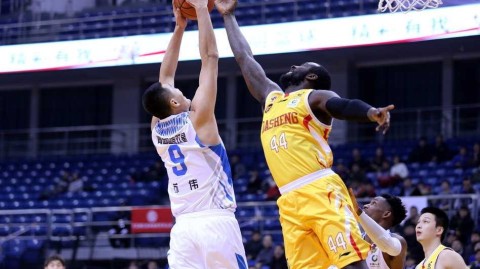 岛城风暴！青岛双杀同曦豪取胜利，帕戈伤退赛场徒留叹息