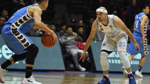 红山体育馆巅峰对决，新疆飞虎击退北京首钢