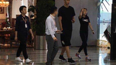 易建联夫妇街头漫步，模特妻子荆灵低调代言自家品牌