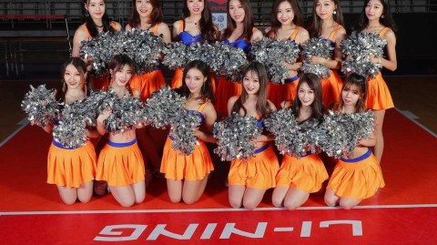 上海篮球宝贝闪耀寒冬，灵动舞姿点燃全明星周末前奏