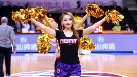 赛场边的最美风景线：篮球宝贝用热舞点燃CBA激情夜