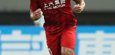 标题：胡尔克传射奥斯卡双响，上港4-1大胜权健