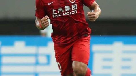 标题：胡尔克传射奥斯卡双响，上港4-1大胜权健