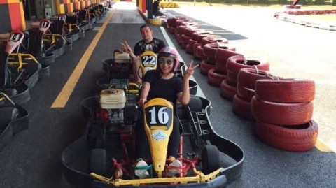 西热力江与爱妻甜蜜出游 骑大象吃海鲜羡煞旁人