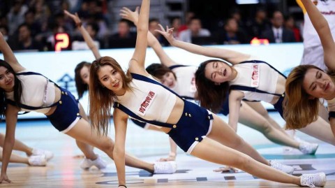 南粤德比场边俏佳人：广东宏远篮球宝贝点燃东莞主场