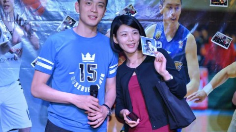 光影见证：杨鸣与粉丝的夏日之约，自拍定格“第一帅”的温情瞬间