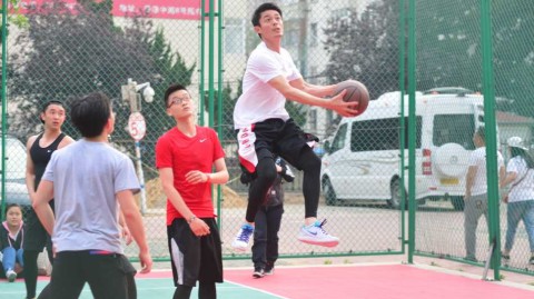 青岛夏夜，霍建华在球场上的那些基本功