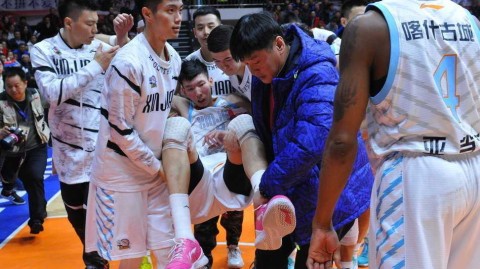 铁血防线与意外伤退：新疆主场力克山东的季后赛经典之战