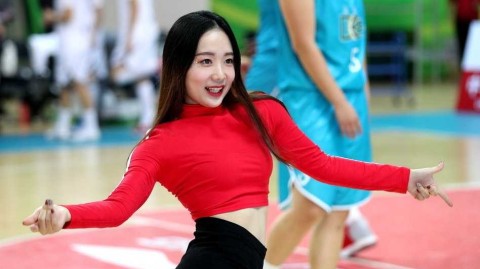 WCBA联赛江苏主场激战大庆 篮球宝贝热舞点燃冬日赛场