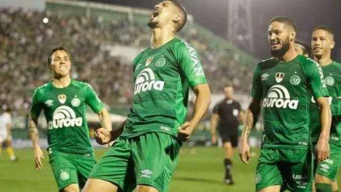 沙佩科恩斯2-1阿瓦伊：角球战术定胜局，主队强势反弹改写出线格局