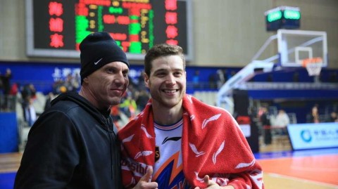 梦幻联动 白巧克力空降CBA探班弗神演传奇后卫传承