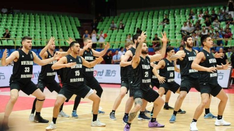 蓉城对决：男篮红队大胜新西兰，毛利战舞闪耀赛场引喝彩