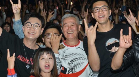 赵本山大鹏乔杉携众星助阵家乡首映 郭艾伦跨界同框想唱摇滚