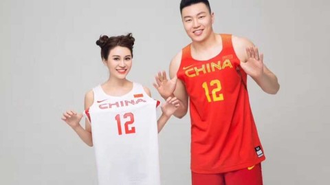 铁汉柔情：李根身披国字号战袍，与爱妻定格最浪漫的爱国誓言