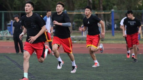 海埂欢笑与汗水：中国男篮田径场的“痛”并快乐着
