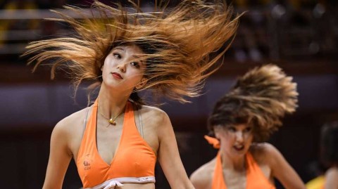 啦啦宝贝热舞点燃中山赛场 助力江苏同曦与福建浔兴季前赛交锋