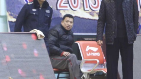 喵星人空降CBA赛场，阿的江指导瞬间被“萌”化，铁血赛场变温情瞬间