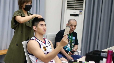 探秘广州龙狮队化妆间 光影定格在传奇起航的2017年秋天